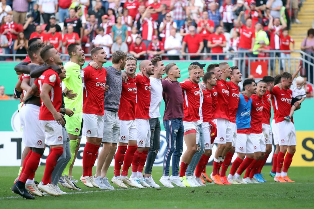 La plantilla del Kaiserslautern celebra el triunfo