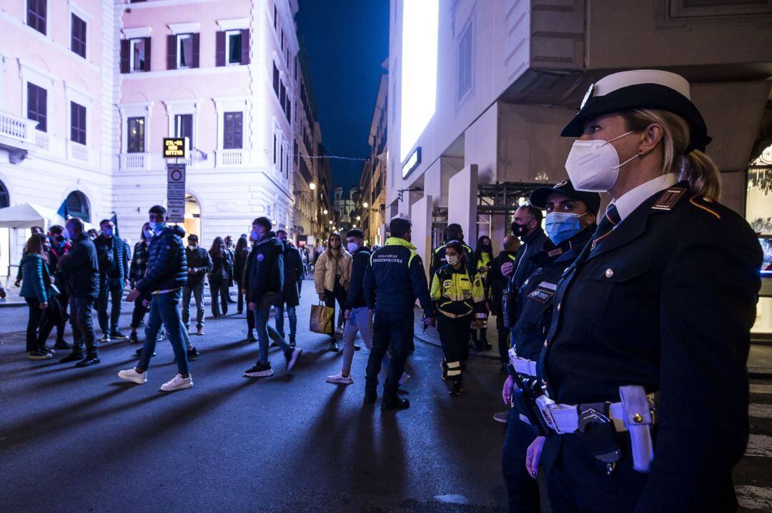 Policías controlan las calles de Roma durante la emergencia sanitaria en Italia