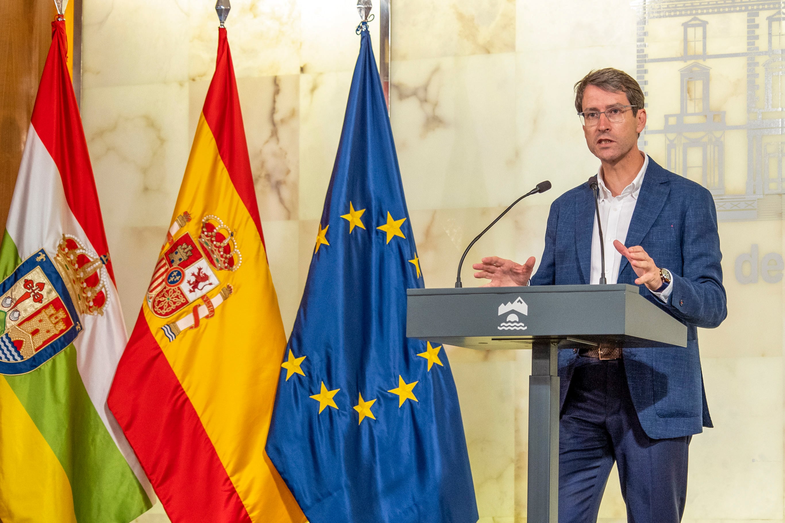 LOGROÑO, 01/07/2023.- El presidente del Gobierno de La Rioja, Gonzalo Capellán, presenta la estructura y composición del nuevo Ejecutivo autonómico, este sábado en Logroño, donde ha anunciado que Alfonso Domínguez será el portavoz del Gobierno y consejero de Hacienda, María Martín ocupará la cartera de Salud y Políticas Sociales y Alberto Galiana la de Educación y Empleo. EFE/ Raquel Manzanares
