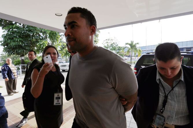 El reguetonero Don Omar llega arrestado a la comandancia de Bayamón (Puerto Rico) por amenazar a su pareja