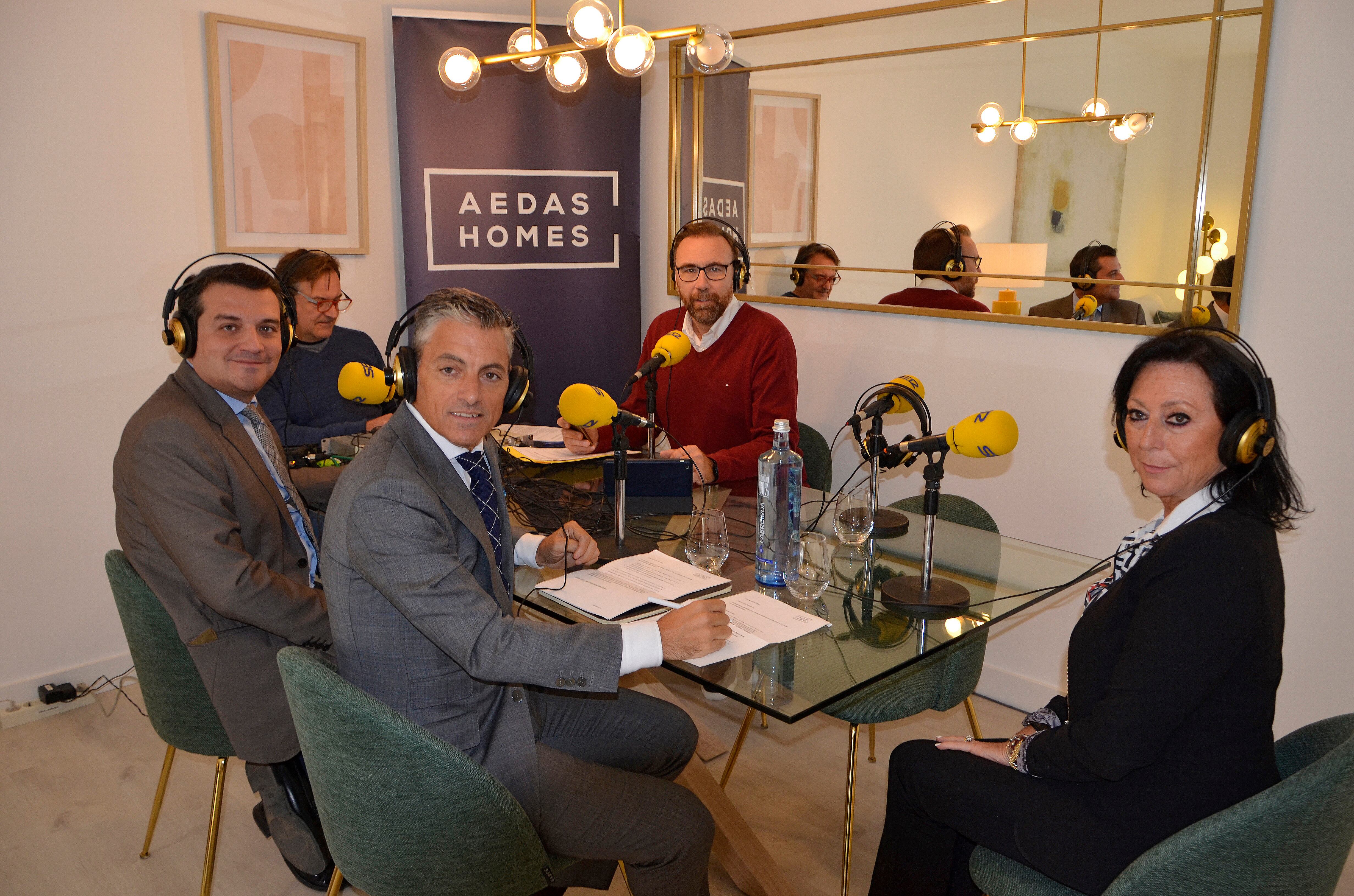 Desde el piso piloto de Aedas Home, en Turruñuelos, con José María Bellido, alcalde de Córdoba, Diego Chacón, director territorial de Aedas Home en Andalucía y María Dolores Jiménez, presidenta de Construcor