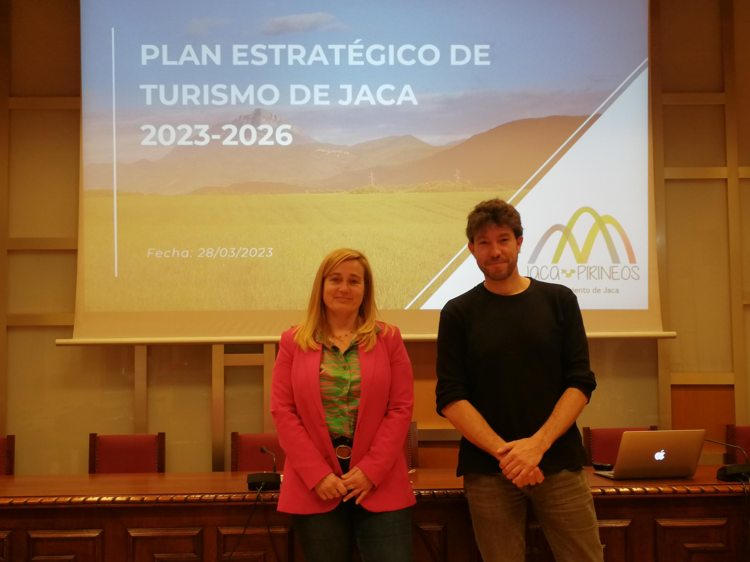 Olvido Moratinos, concejal de Turismo, junto a Luis Poch, de la empresa Bikefriendly, encargada del proceso participativo y realizar el Plan