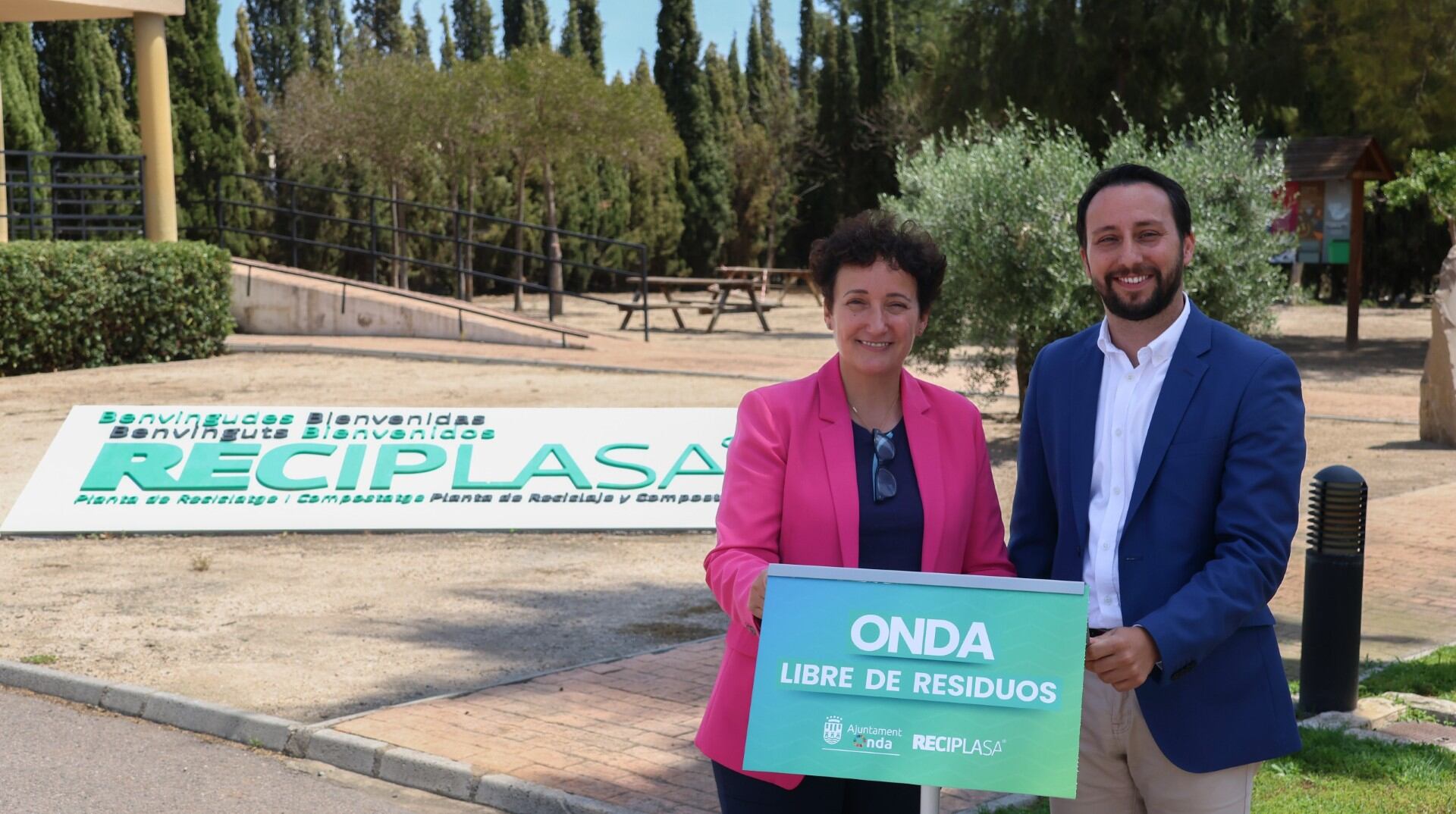 Carmina Ballester, alcaldesa de Onda, junto a Sergio Toledo, presidente de Reciplasa.