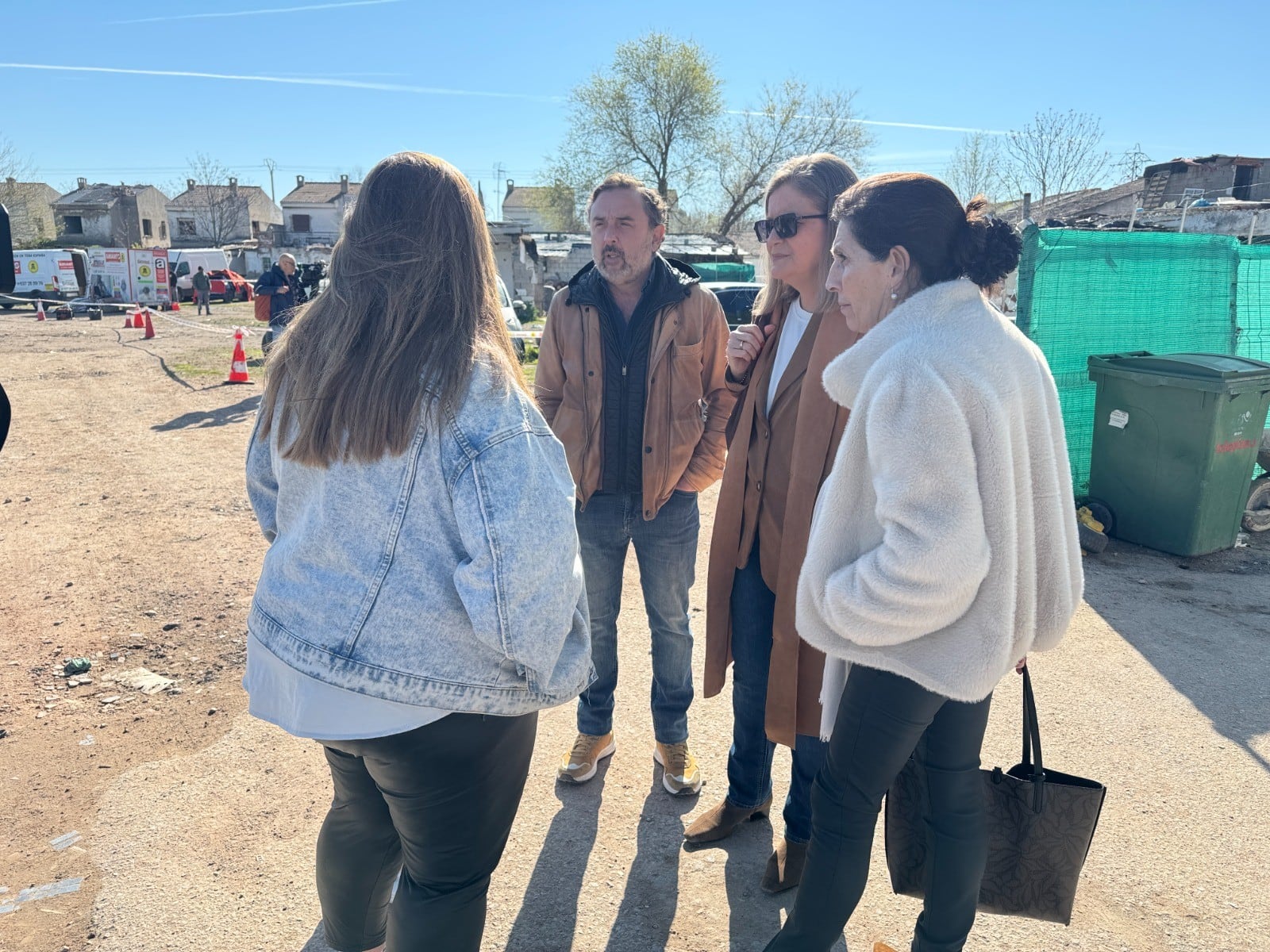 Aurora Galisteo, concejal de Servicios Sociales y Gregorio Oráa de Servicios a la Ciudad Real en el barrio de San Martín de Porres