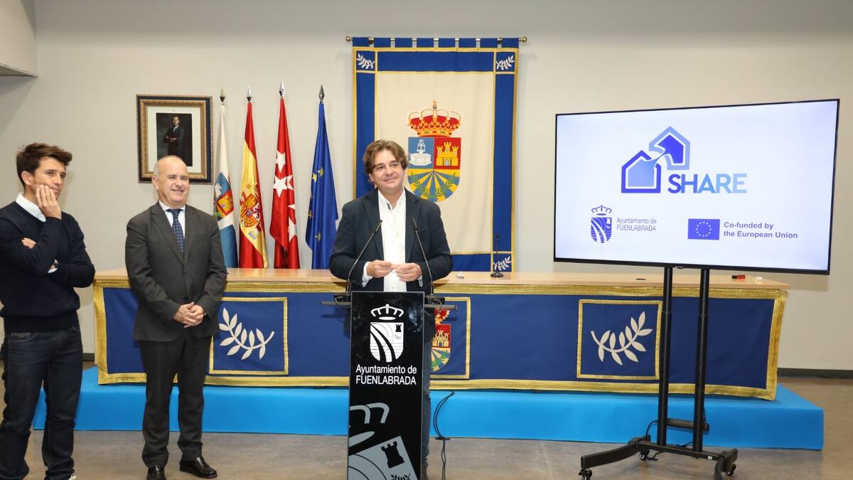 El alcalde de Fuenlabrada, Javier Ayala, el gerente de laFundación Instituto Gerontológico Matía, Gerardo Amuarriz y el rector de la UNED, Ricardo Mairal, hablan del proyecto SHARE.