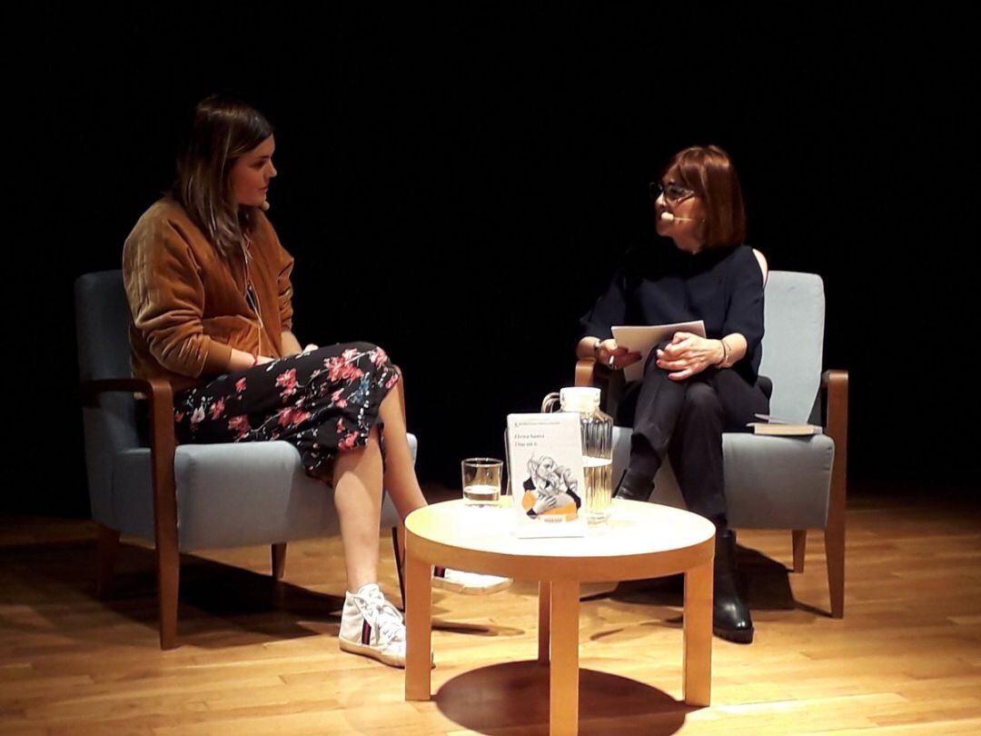 Elvira Sastre amb Rosa Badia, a la presentació de la seva novel·la &quot;Días sin ti&quot; a Barcelona.