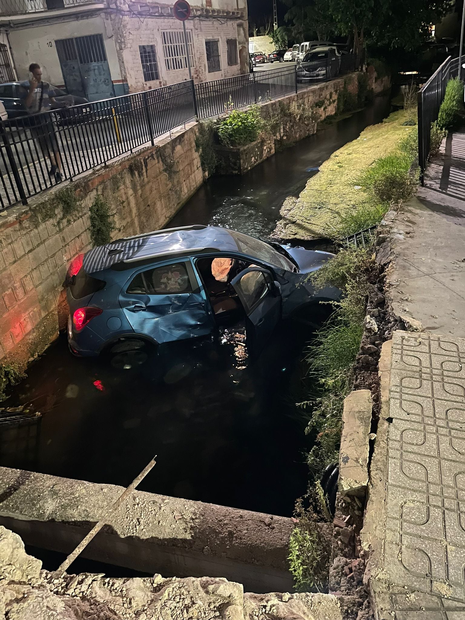 El coche que conducía el detenido cayó desde una altura de 10 metros al río que atraviesa la localidad de Canals.