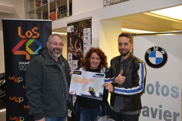 Juan Miguel y Pilar reciben de Javier (Motos Javier BMW) los pases VIP para acudir al circuito de Valencia de motociclismo