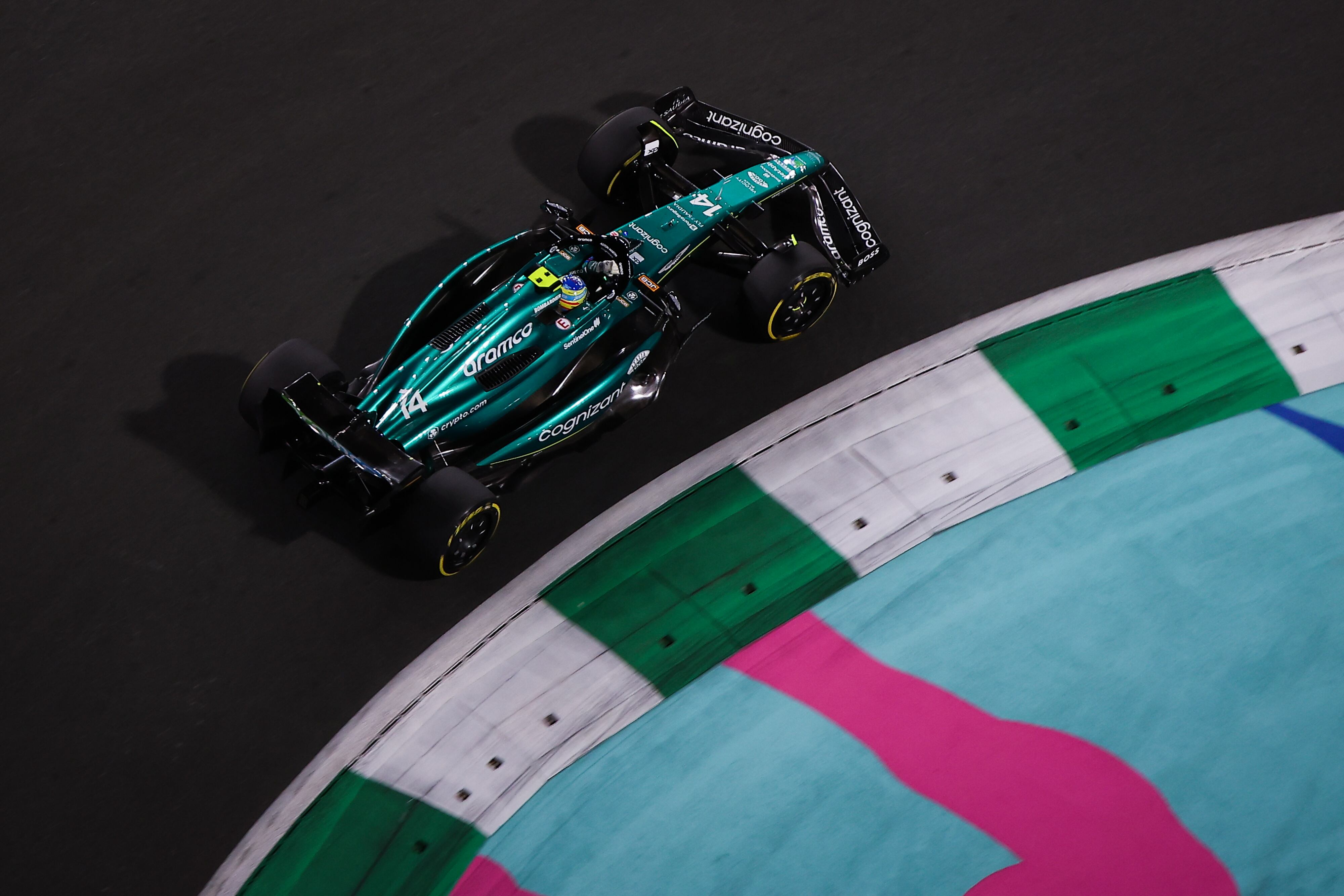 Fernando Alonso con Aston Martin en el GP de Arabia Saudi. (Photo by Eric Alonso/Getty Images)