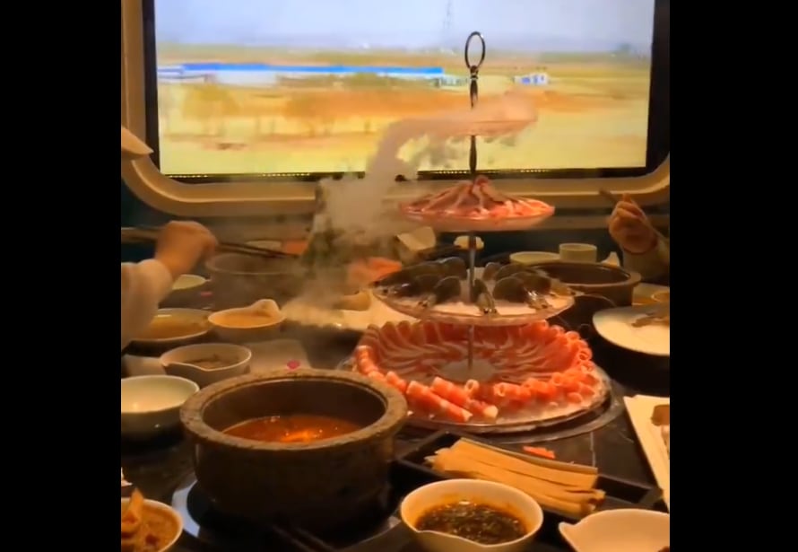 El fascinante restaurante en China que simula que estás en un tren triunfa en redes