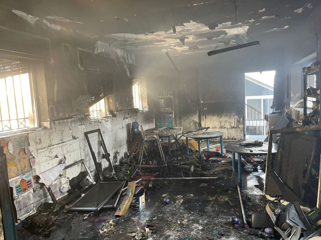 Estado tras el incendio del espacio en el que se originó el fuego dentro de la guardería Santa Rosa de Linares.