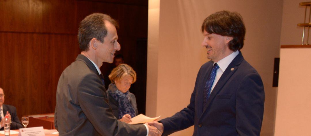 Juan Jesús Gutiérrez recibe el premio de manos del ministro, Pedro Duque