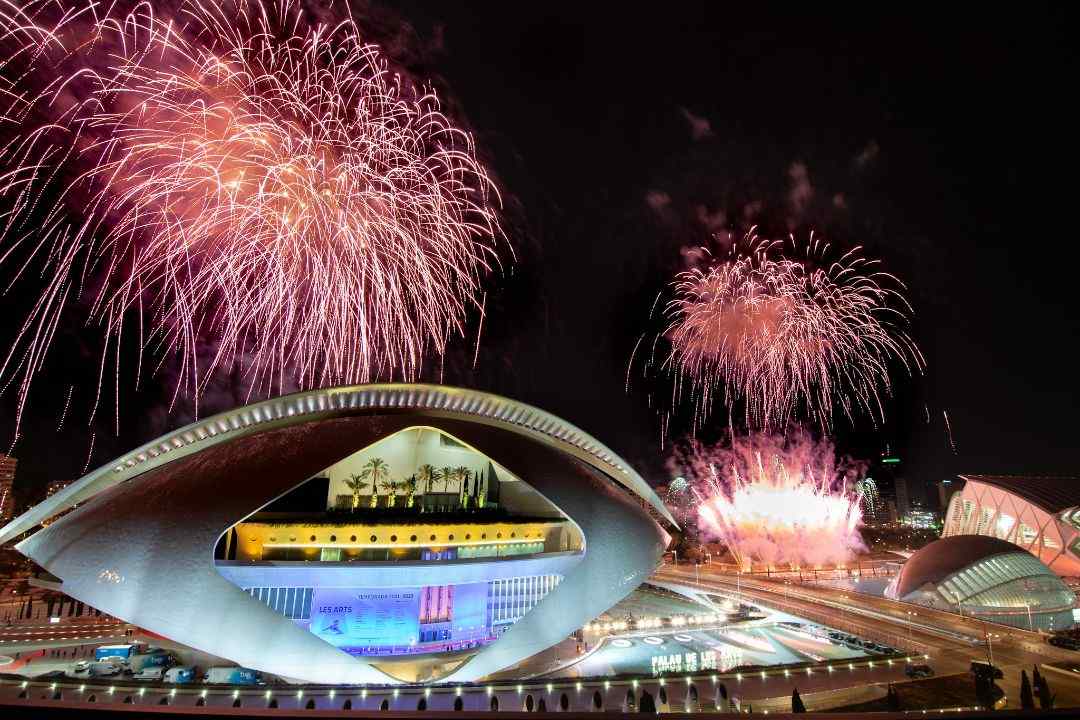 Fuegos artificiales en el Palau de les Arts de València por los premios Goya de 2022.