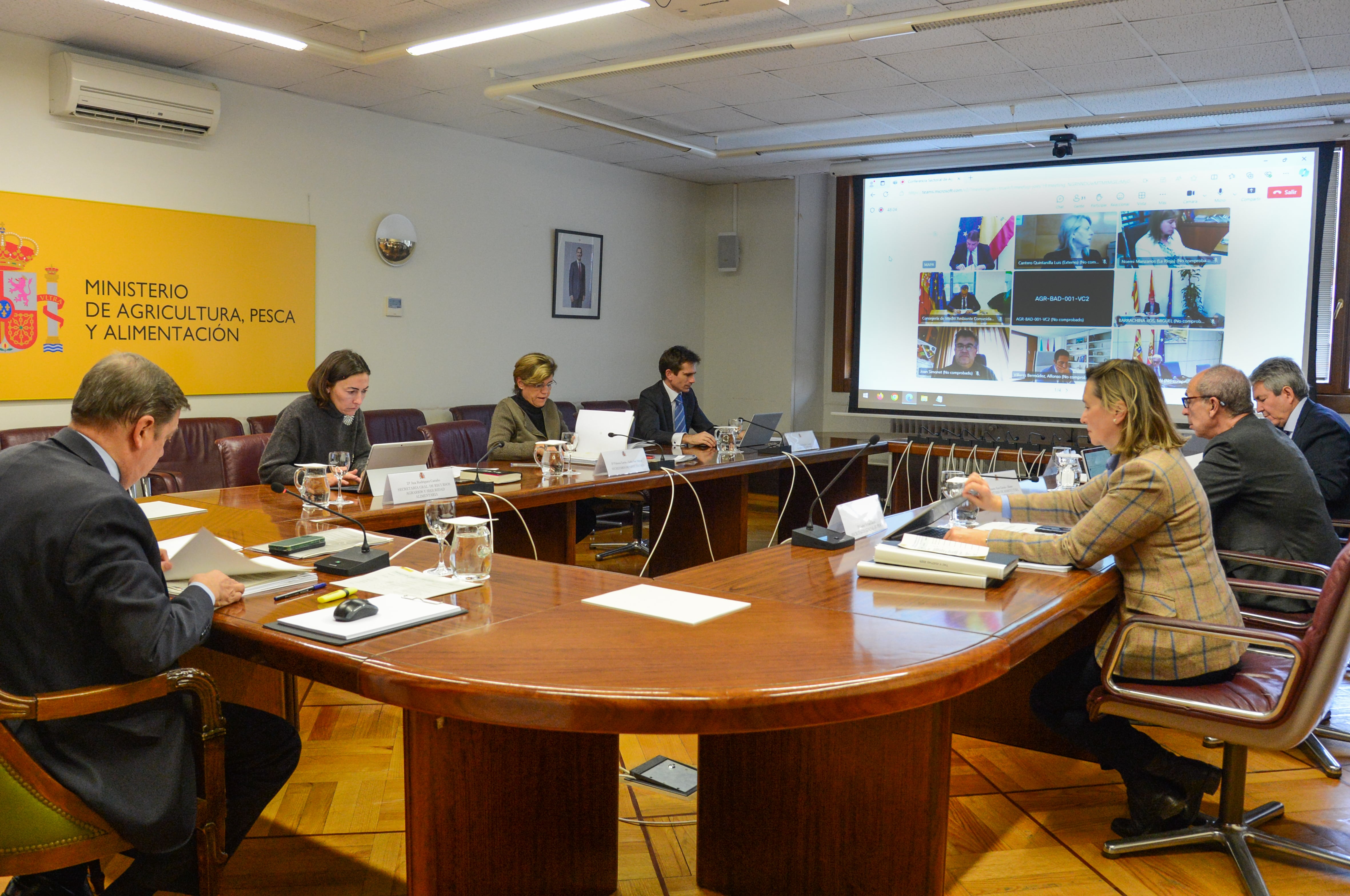 El ministro de Agricultura, Luis Planas, a la izquierda, ha presidido la Conferencia Sectorial de Agricultura | Ministerio de Agricultura