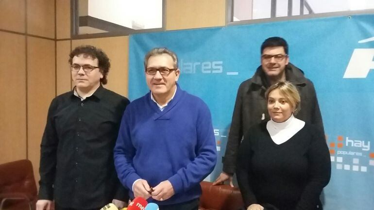 Los concejales del PP de Cacabelos en la comparecencia 