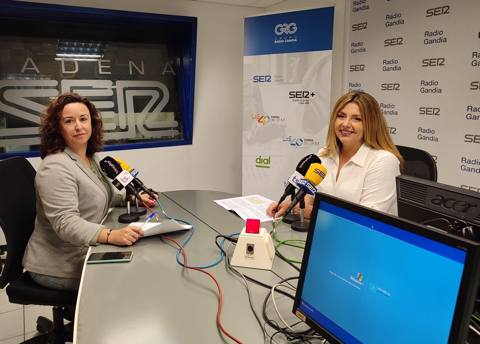 Pilar Peiró en los estudios de Radio Gandia SER junto a nuestra compañera Rocío Escrihuela.