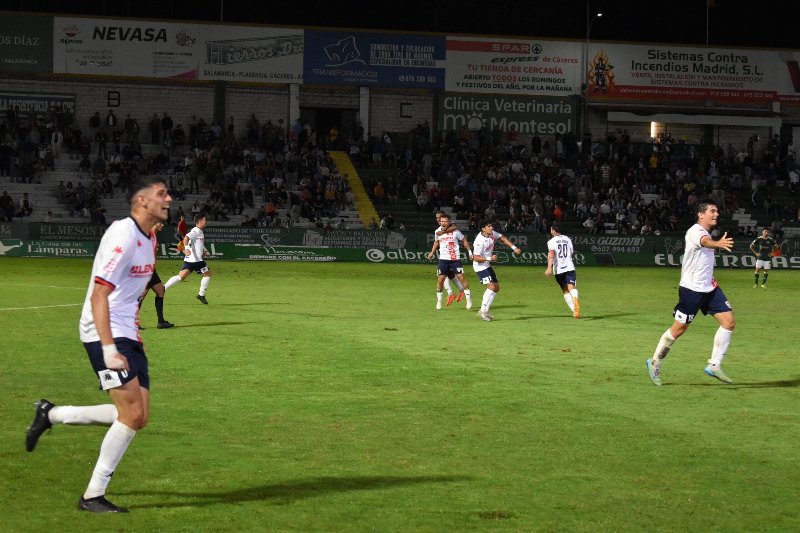 Cacereño 1 Guadalajara 3Los alcarreños celebran el tercer gol de Barragán