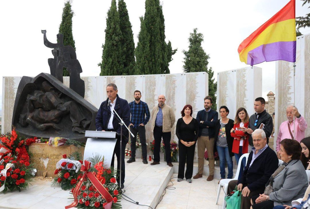 Responsables socialistas asisten al acto sobre la Memoria Histórica que tuvo lugar en el cementerio de San Eufrasio.