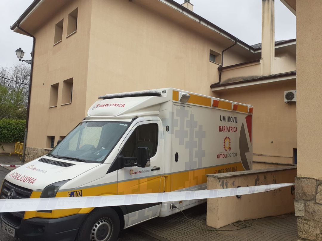 Ambulancia con el aparato de radiología en su interior en el Centro de Salud de Riaza