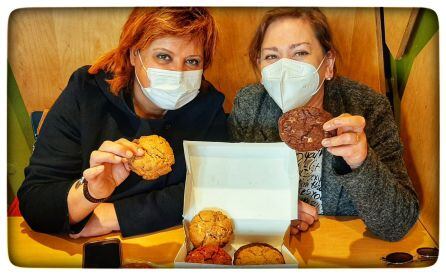 Maite Gorrotxategi y Mireia Alonso posan con las &#039;cookies&#039;