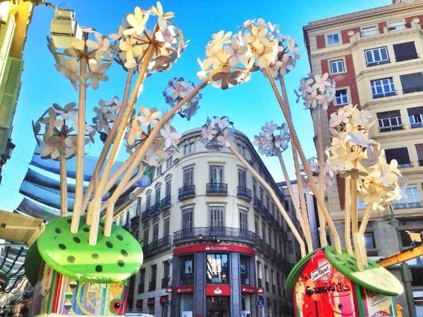 Portada de la feria de Málaga en calle Larios