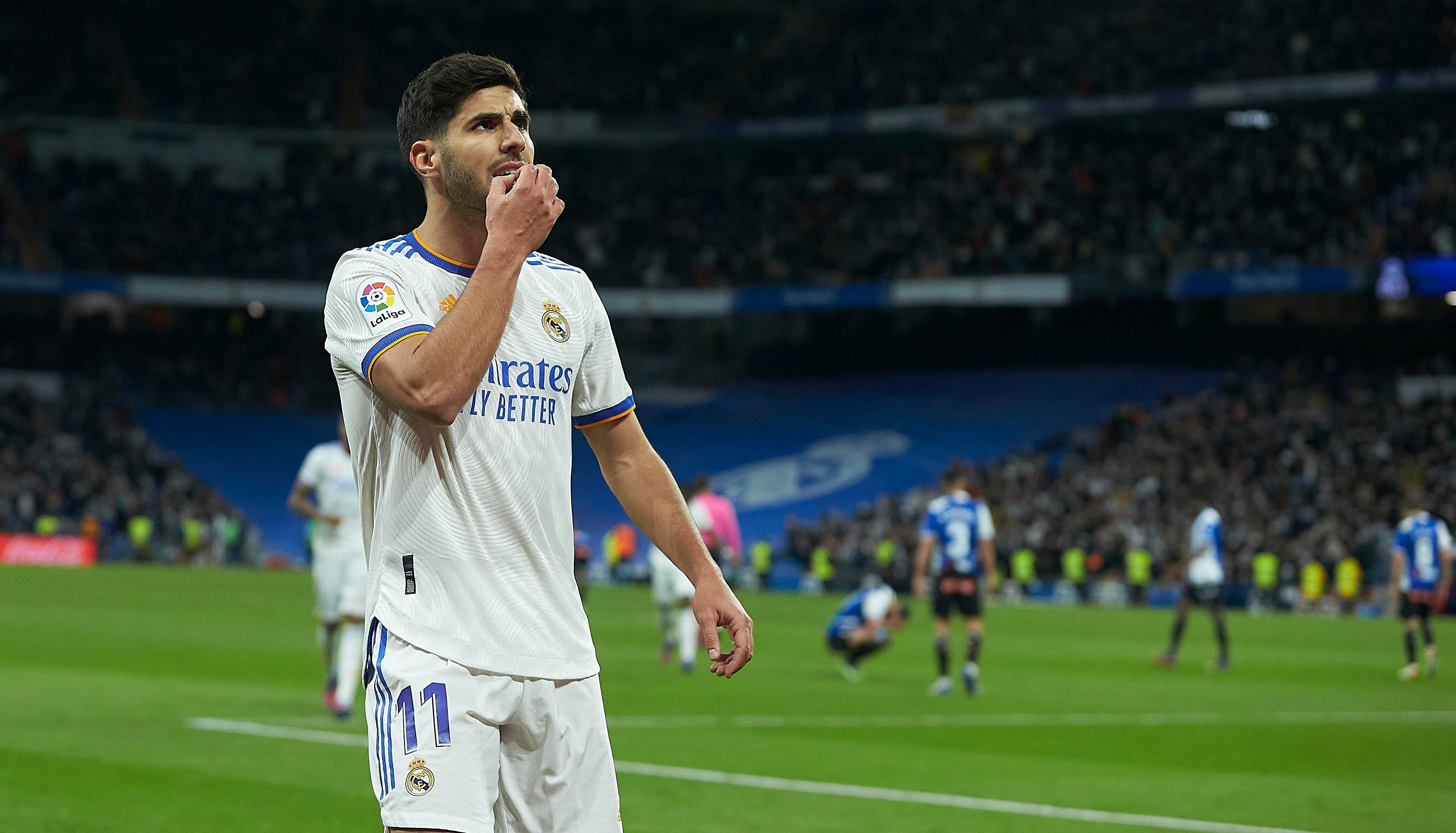 Asensio hace el gesto de silbar, durante su celebración