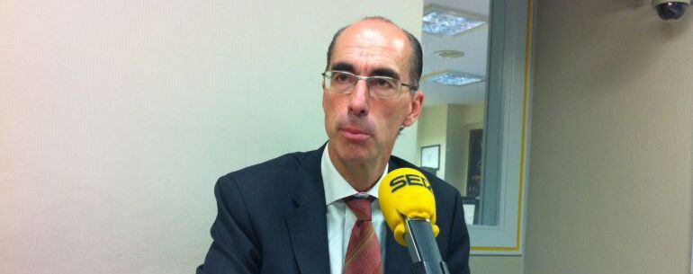 Vázque Almuíña en los estudios de Radio Galicia. Foto de archivo