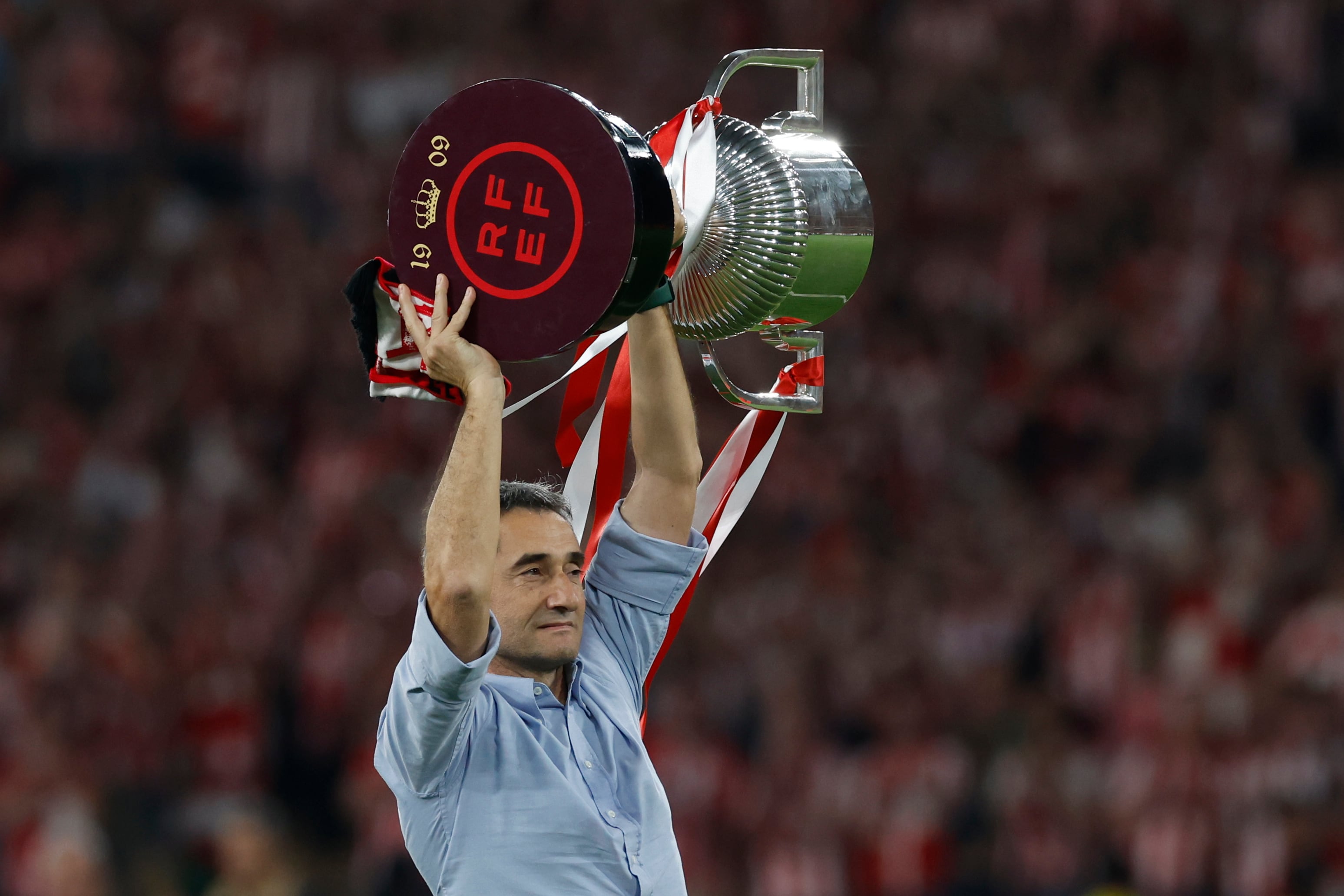 El técnico del Athletic Club, Ernesto Valverde, levanta el trofeo que les acredita campeones de la Copa del Rey tras derrotar al Mallorca en la tanda de penaltis en el encuentro que han disputado hoy sábado en el estadio La Cartuja, en Sevilla