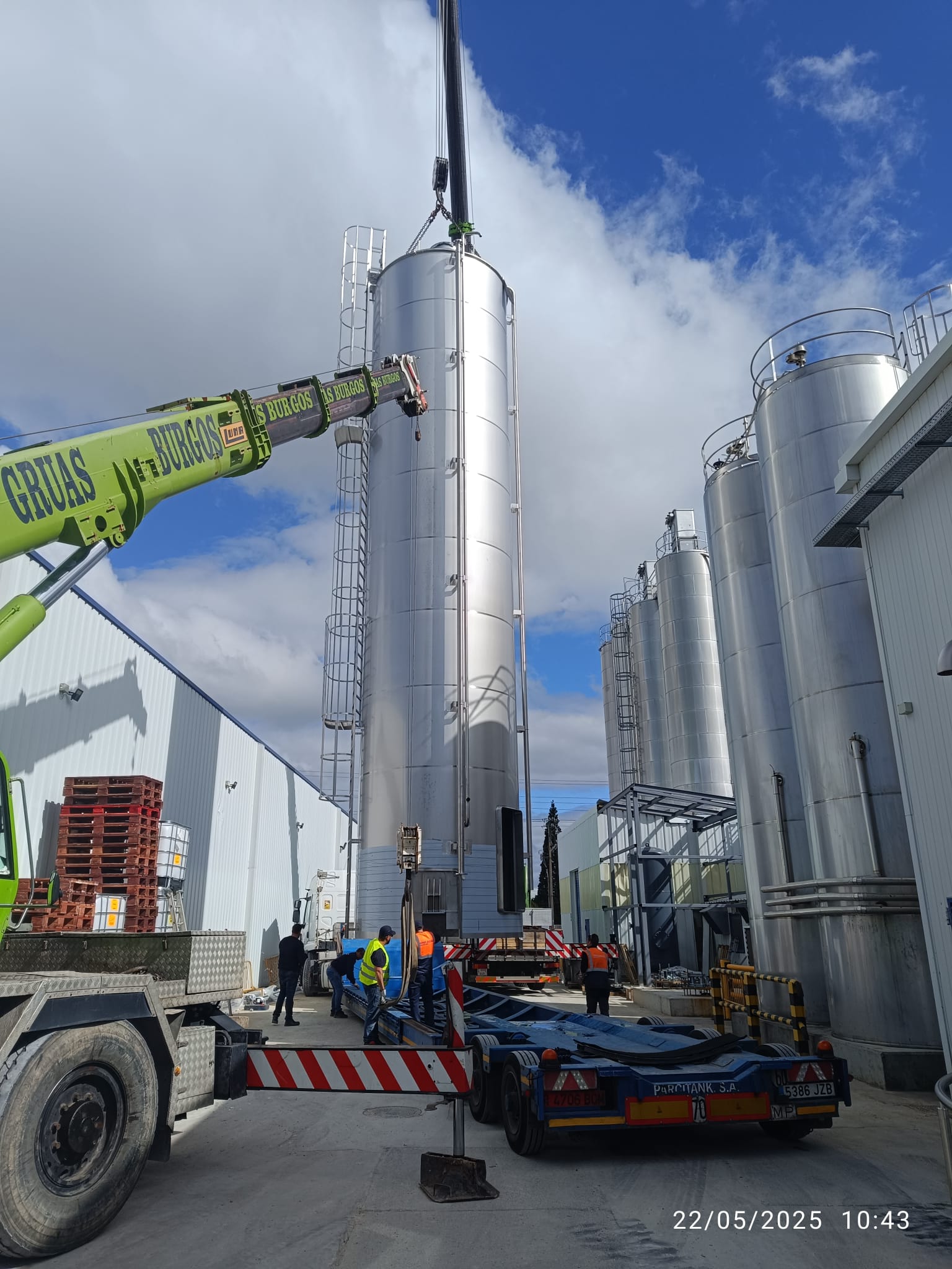 El silo de azúcar de la nueva fábrica de la Flor Burgalesa en Villalonquejar