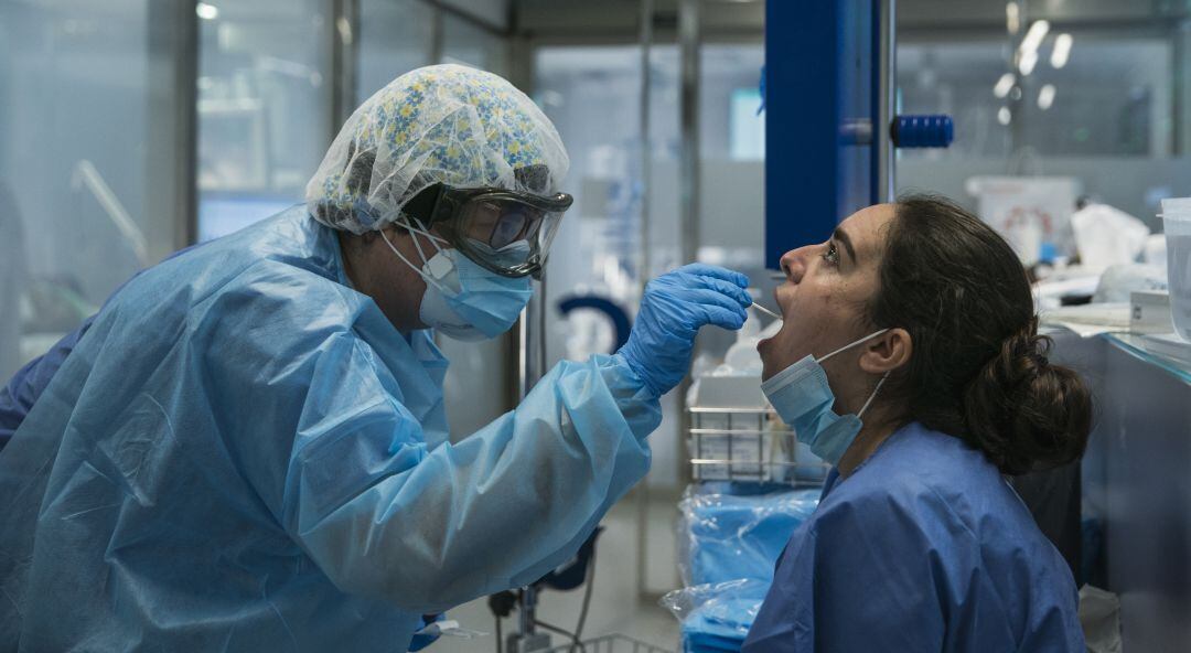 Una chica haciéndose uan prueba PCR. 