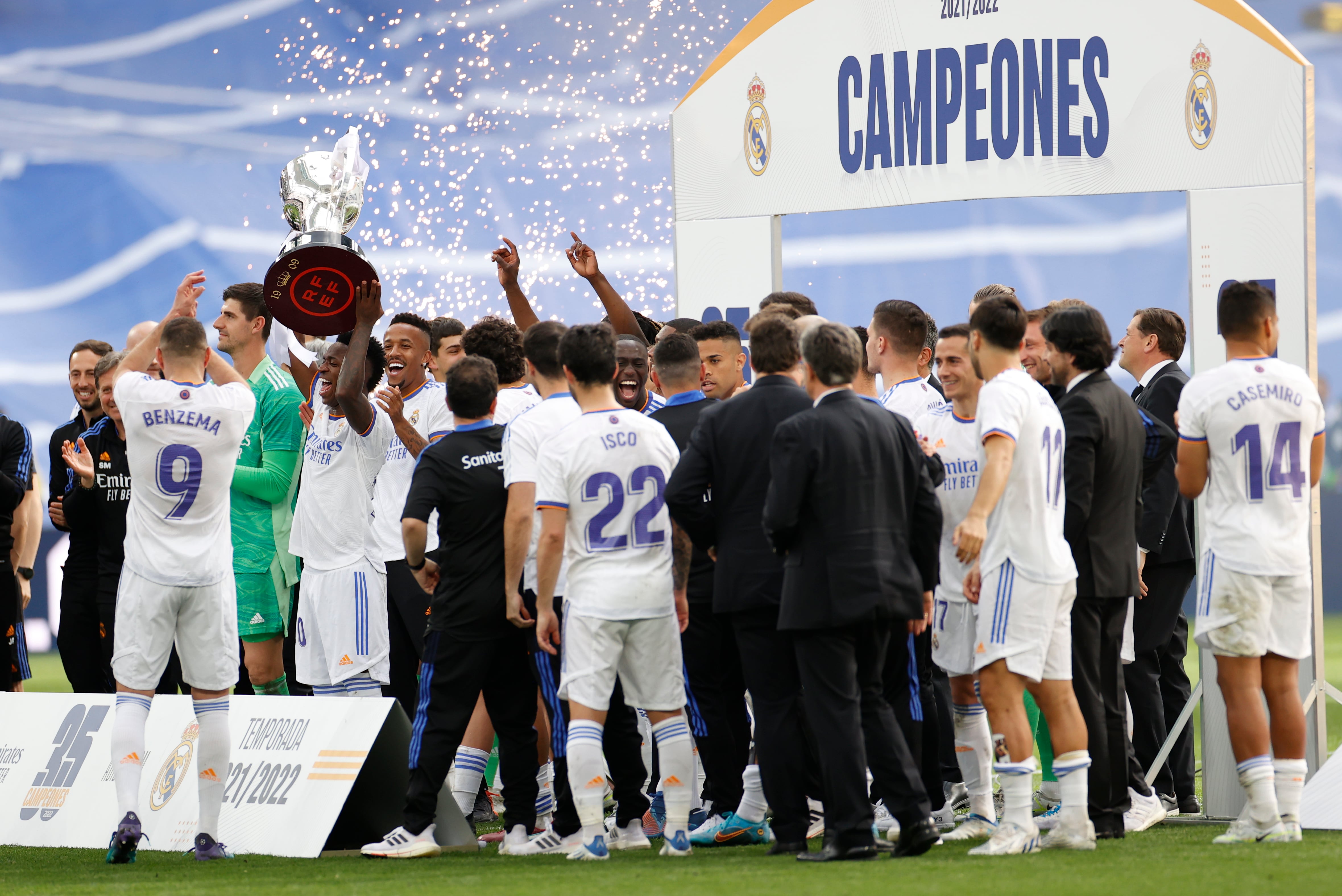 Los jugadores del Real Madrid celebran el título de Liga, al término del partido de Liga en Primera División ante el RCD Espanyol que han disputado este sábado en el estadio Santiago Bernabéu, en Madrid.