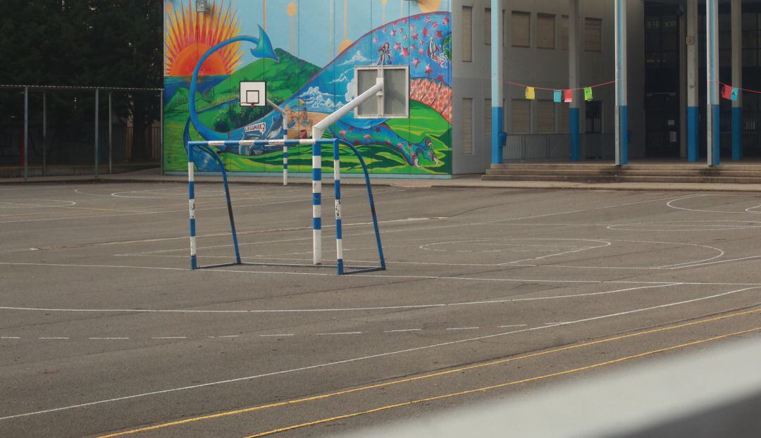 Patio de uno de los colegios de Vitoria cerrados temporalmente