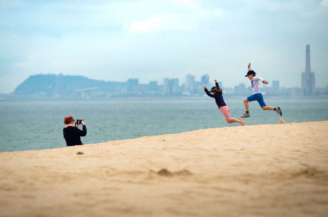 Dos niños juegan en la playa de El Masnou este lunes