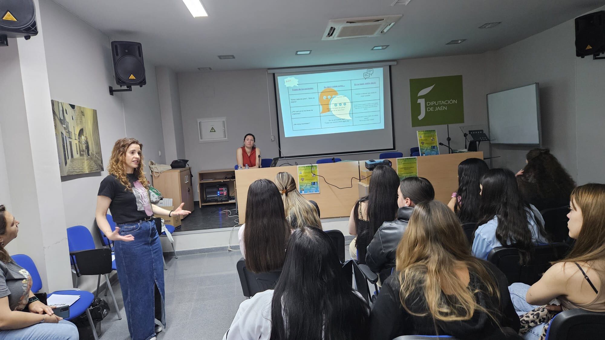 Momento de la charla sobre Cuidados Paliativos, por Blanca Herrador