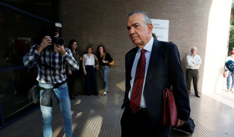 El exdirector general de la CAM, Roberto López, acude a la segunda sesión del juicio contra 21 exconsejeros de la extinta Caja Mediterráneo.