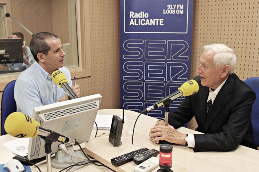 Juan Antonio García Solera en los estudios de Radio Alicante en una entrevista con Carlos Arcaya 