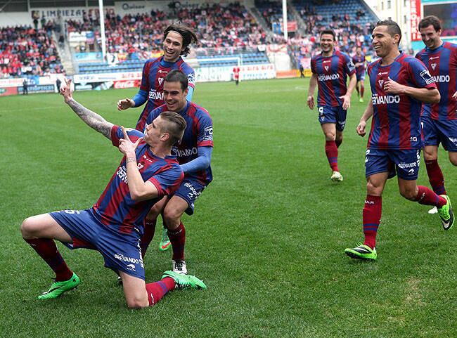 Raúl Albentosa celebra uno de sus goles de esta temporada imitando al arquero de Kiko Narváez.
