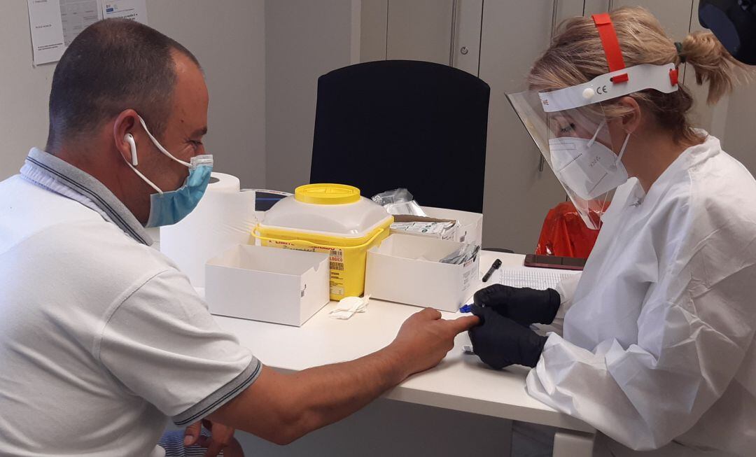 Una profesional sanitaria realiza una prueba de coronavirus.