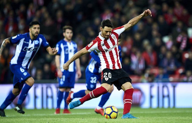 Aritz Aduriz tira el penalti durante el partido contra el Alavés.