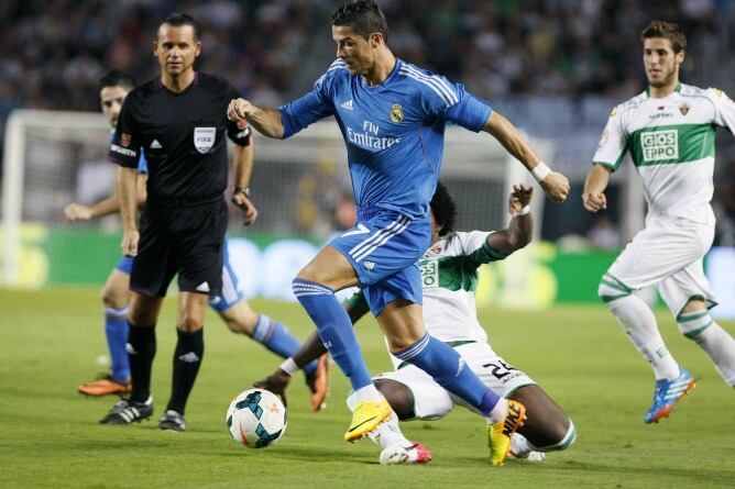 Muñiz Fernández mira aténtamente la incursión de Cristinao Ronaldo, autor de dos goles.