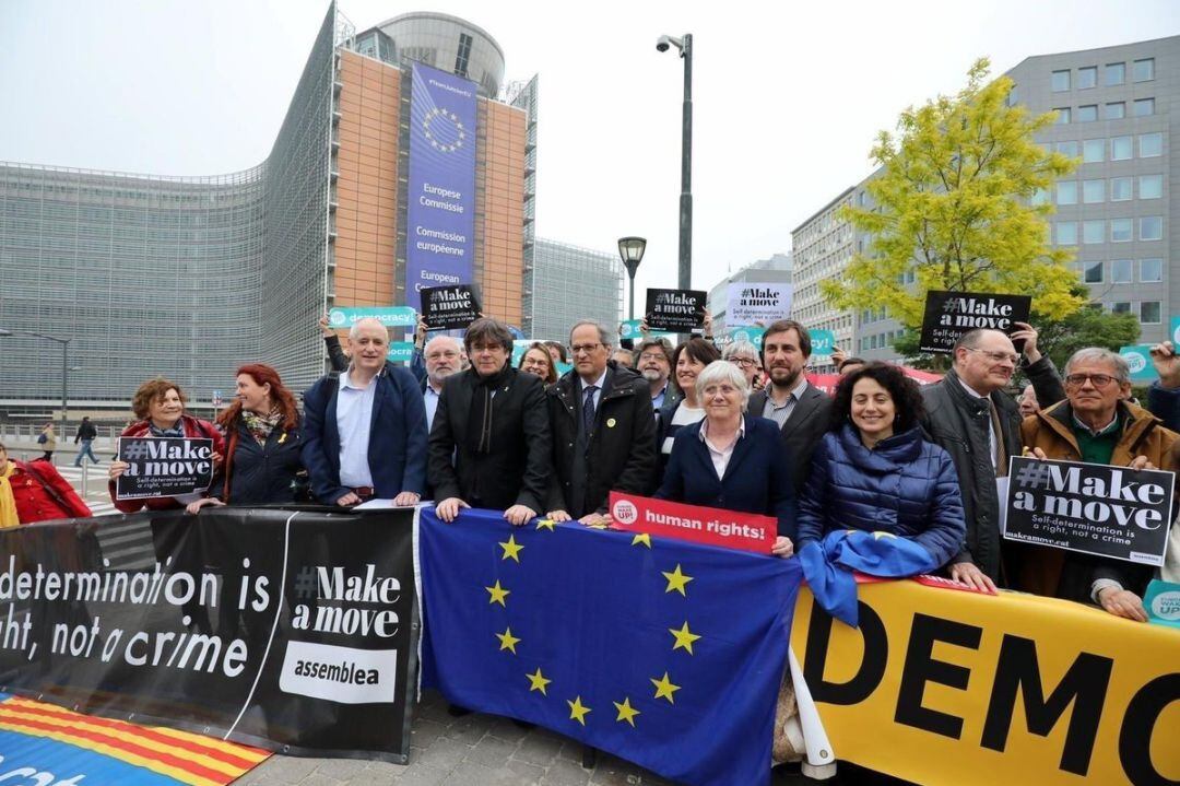 Carles Puigdemont, Quim Torra, Clara Ponsatí y Toni Comín en una concentración en Bruselas.