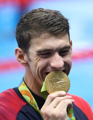 JJOO519. RÍO DE JANEIRO (BRASIL), 13/08/2016.- El estadounidense Michael Phelps celebra con su medalla tras ganar la prueba de natación de relevo 4x100 metros combinada hoy, sábado 13 de agosto de 2016, durante las Olimpiadas de Río 2016, en el estadio Ac