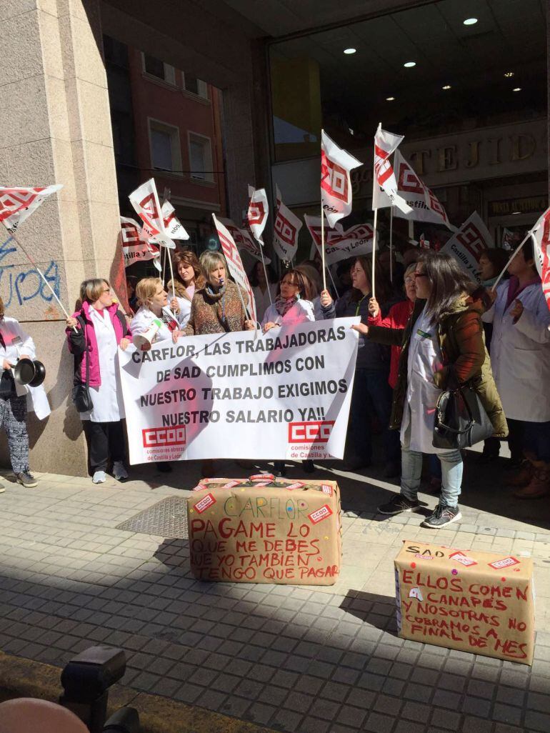 Los empleados ante la sede de Carflor