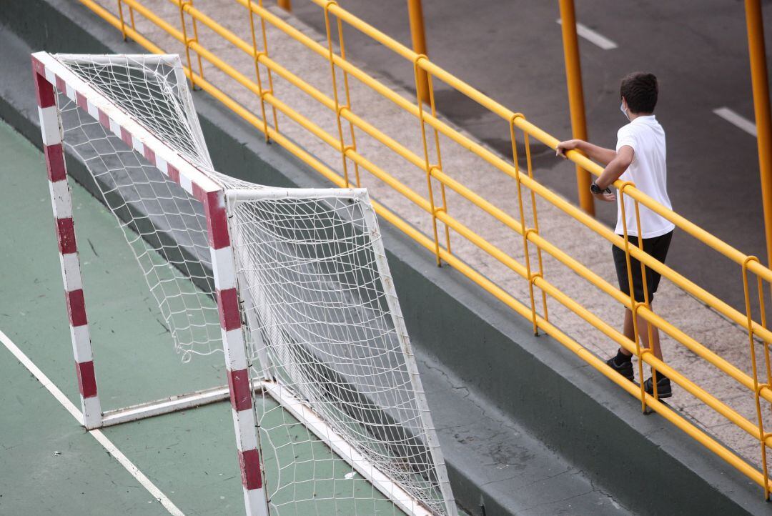 Un alumno juega en el patio del colegio.