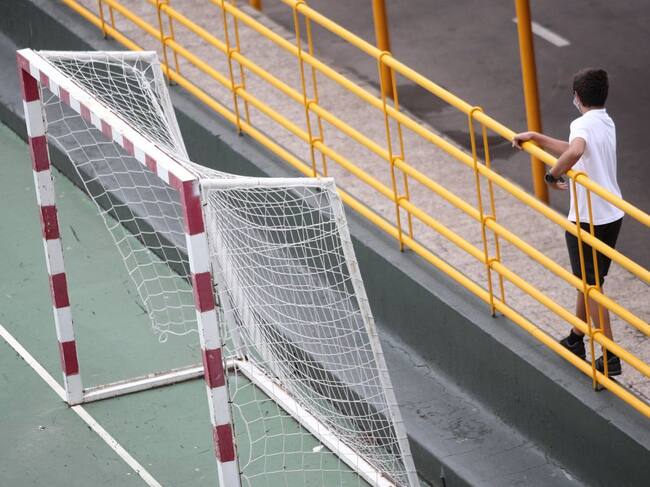 Un alumno juega en el patio del colegio.
