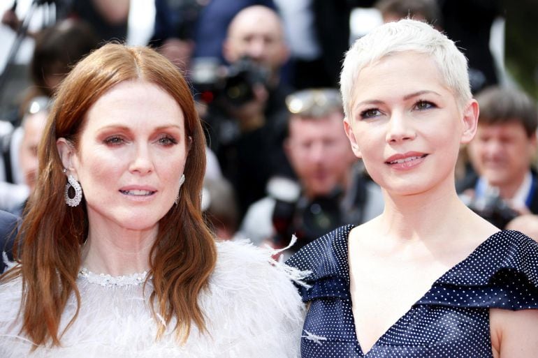 Las actrices Michelle Williams (d) y Julianne Moore (i) posan antes de la proyeccción de la película &#039;Wonderstruck&#039;, dirigida por el estadounidense Todd Haynes