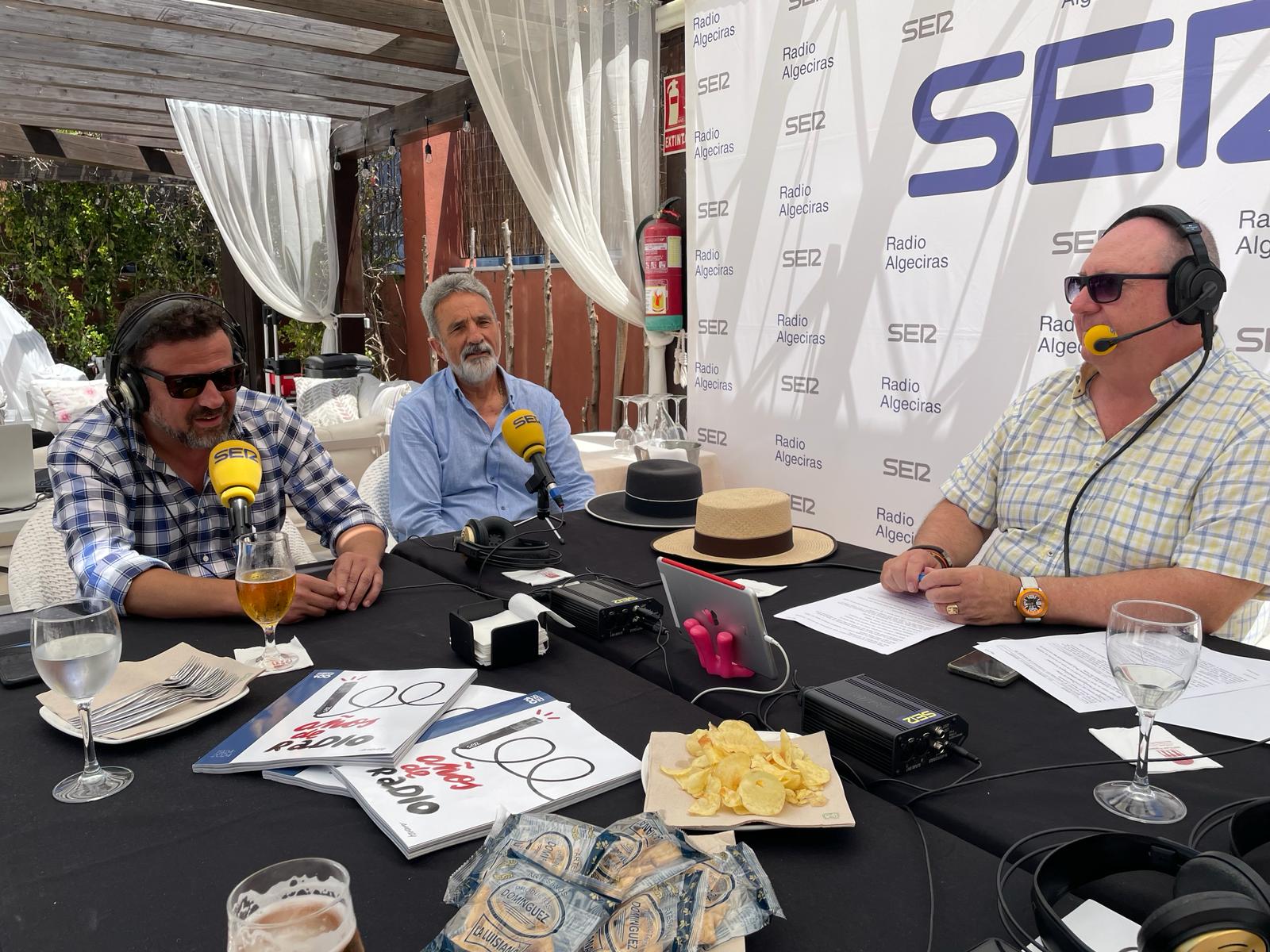 El periodista Pepe Marín y el representante de los caballistas, Antonio Coronil.