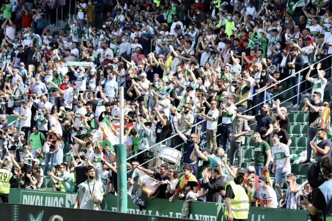 Aficionados del Elche en el estadio Martínez Valero