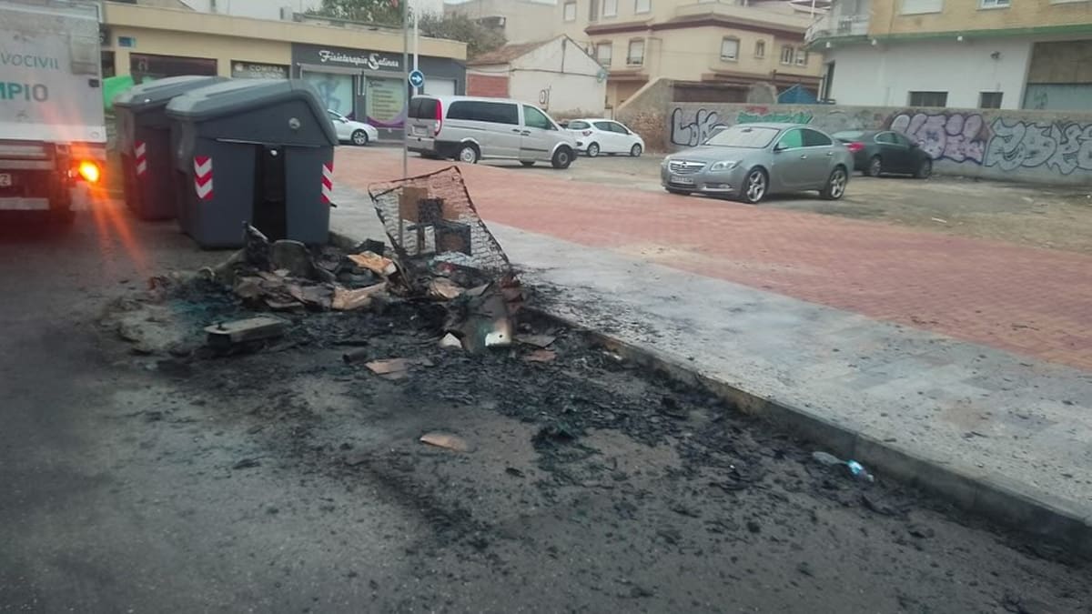 Queman más de una decena de contenedores en San Pedro del Pinatar durante la Navidad