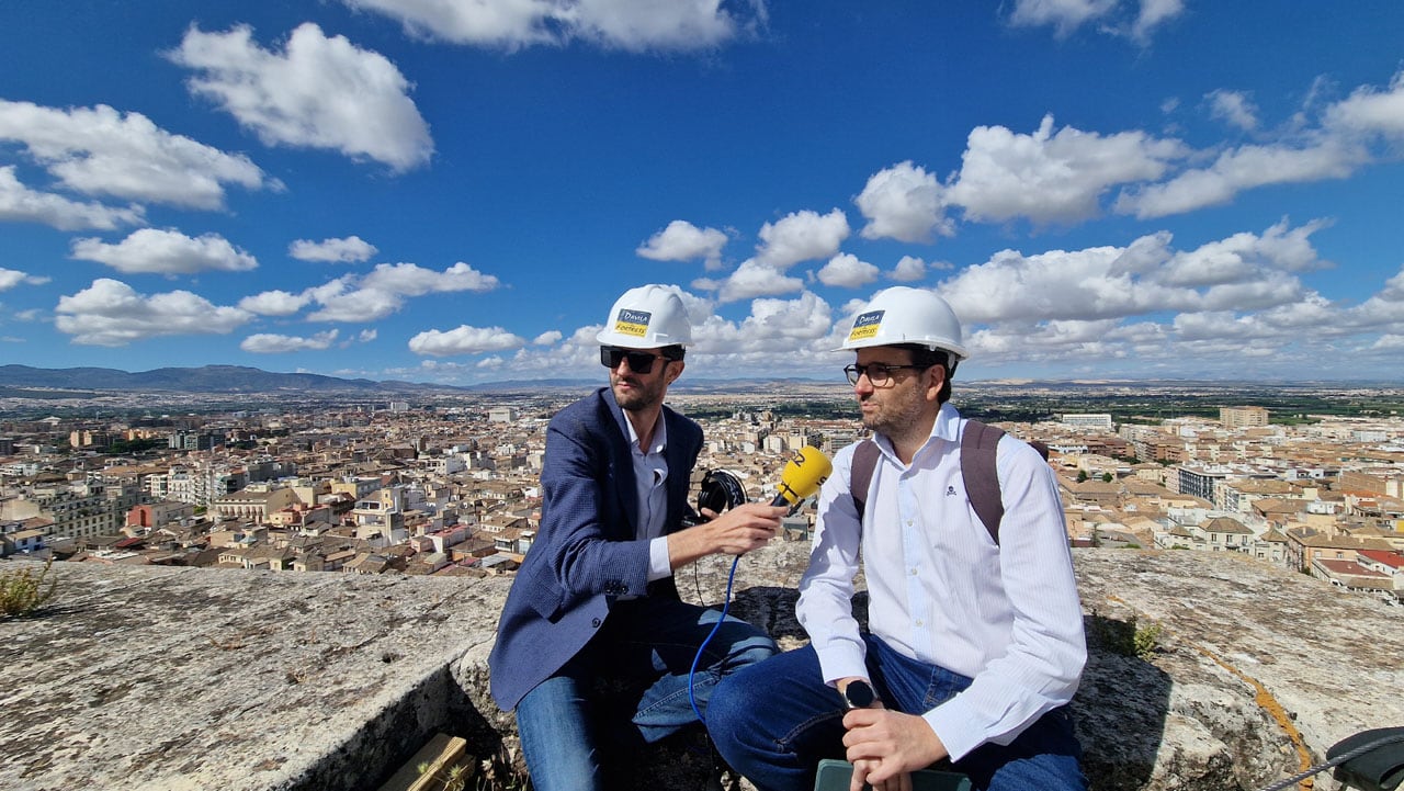 Emisión de &quot;Hoy por Hoy Granada&quot; desde lo más alto de la torre de la Catedral de Granada. Enrique Árbol entrevista a uno de los directores de la obra